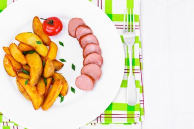 Bir kırsal ve sosis kızarmış patates dilimleri