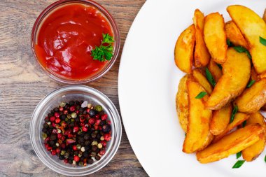 Bir kırsal ve sosis kızarmış patates dilimleri