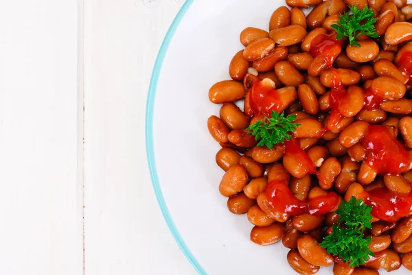 Feijões assados com pasta de tomate e salsa — Fotografia de Stock