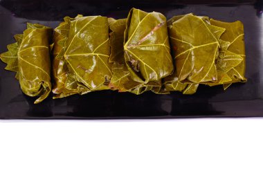 Dan ile bir kıyılmış yaprak dolma