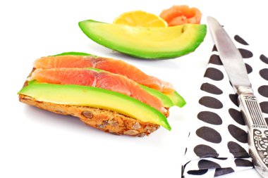 Avokado ve somon sandviç