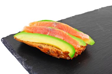 Avokado ve somon sandviç