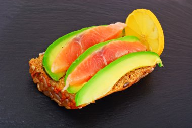 Avokado ve somon sandviç