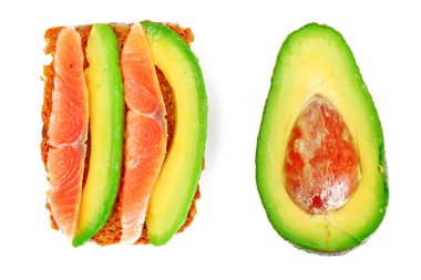 Avokado ve somon sandviç