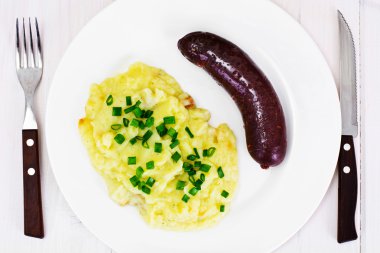 Patates püresi ve siyah puding Kaszanka