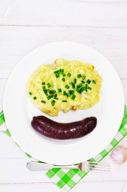 Patates püresi ve siyah puding Kaszanka