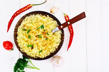 Lezzetli tavuk çorbası ile Çin eriştesi