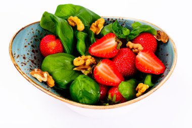 Çilek salatası, fesleğen, ceviz