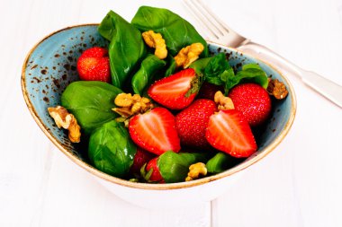 Çilek salatası, fesleğen, ceviz