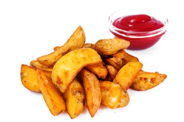 Patates dilimleri, bir kırsal alanda patates domates ketçap ile
