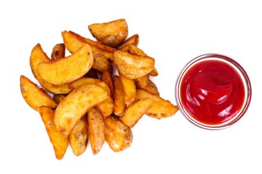 Patates dilimleri, bir kırsal alanda patates domates ketçap ile