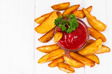 Patates dilimleri, bir kırsal alanda patates domates ketçap ile