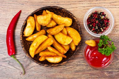 Patates dilimleri, bir kırsal alanda patates domates ketçap ile