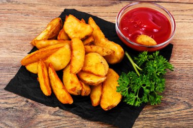 Patates dilimleri, bir kırsal alanda patates domates ketçap ile