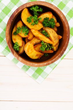 Patates dilimleri, bir kırsal alanda patates domates ketçap ile