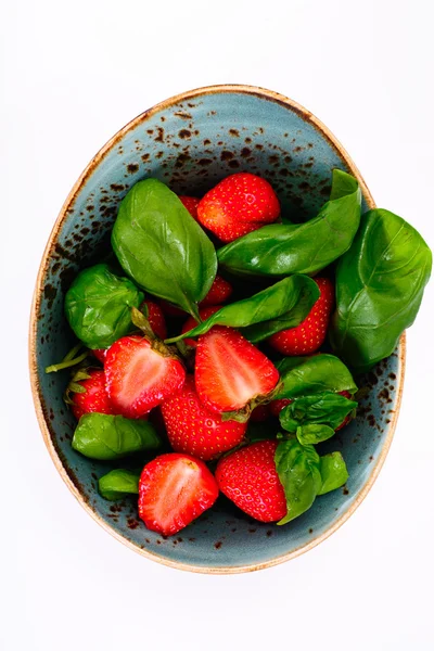 Çilek salatası, fesleğen, ceviz