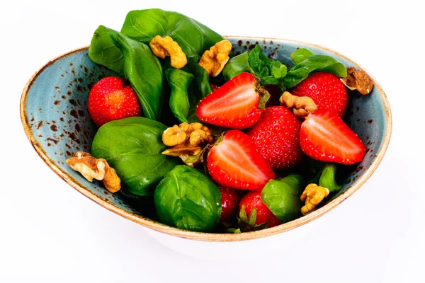 Çilek salatası, fesleğen, ceviz