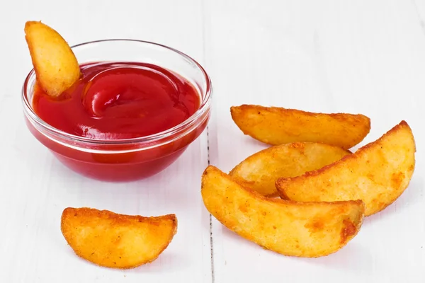 Kartoffelkeile, Kartoffeln in einem ländlichen mit Tomatenketchup — Stockfoto