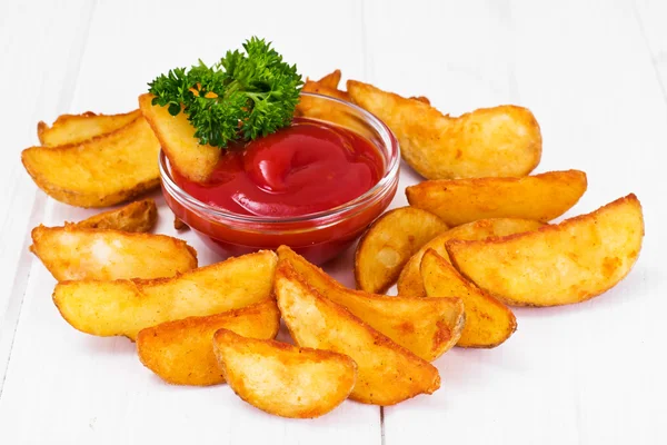 Compensées de pommes de terre, Pommes de terre en milieu rural avec ketchup tomate — Photo