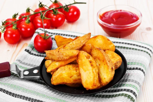 Kartoffelkeile, Kartoffeln in einem ländlichen mit Tomatenketchup — Stockfoto