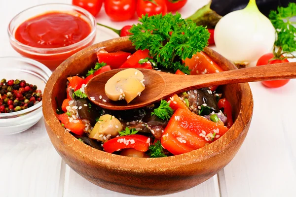 Auberginen-Salat mit Paprika — Stockfoto