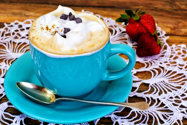 Kopje koffie met chocolade op donkere achtergrond in Retro Vintage — Stockfoto