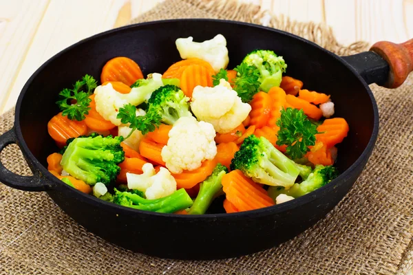 Gestoomde groenten aardappelen, wortelen, bloemkool, Broccoli — Stockfoto