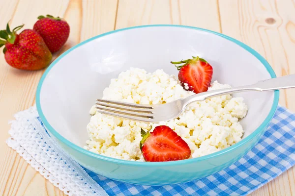 Home Alimentación Queso Cottage Grasa con cuentas de cuajada con fresa — Foto de Stock