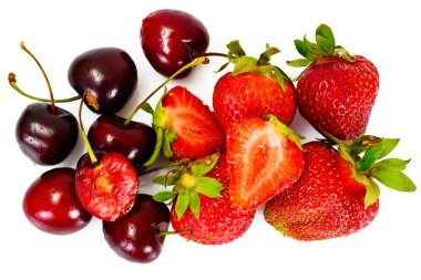 Tatlı kiraz ve çilek beyaz arka plan üzerinde izole