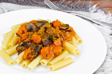 Makarna pişmiş kabak ile sebze ve mantar ile.