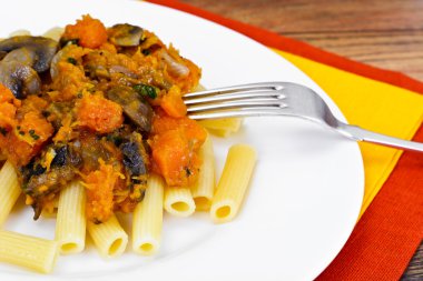 Makarna pişmiş kabak ile sebze ve mantar ile.