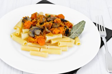 Makarna pişmiş kabak ile sebze ve mantar ile.