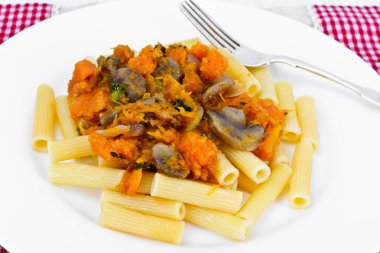 Makarna pişmiş kabak ile sebze ve mantar ile.