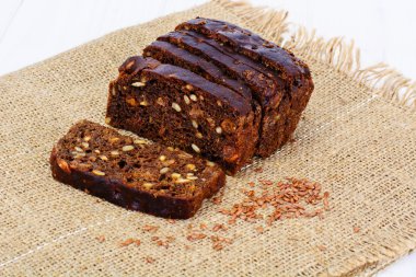 Çavdar ekmeği ile ayçiçeği tohumu, susam, Kuru üzüm