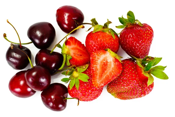 Söta körsbär och jordgubbe isolerad på vit bakgrund — Stockfoto