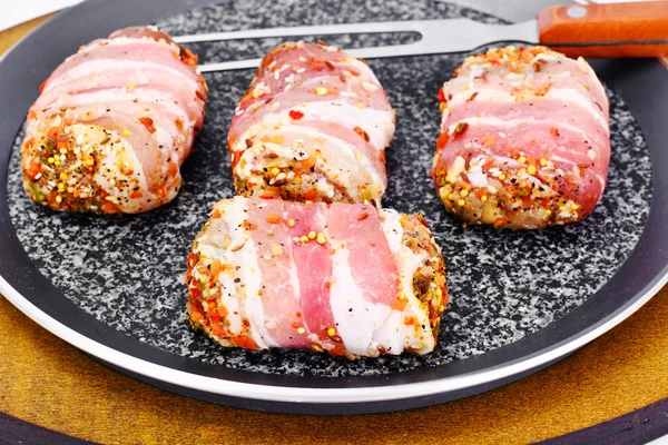Rouleaux de viande au bacon, côtelettes de boeuf enveloppé aux champignons — Photo