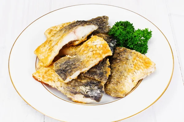 Grillad fisk på vit platta — Stockfoto