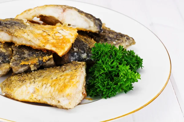 Peixe grelhado em prato branco — Fotografia de Stock