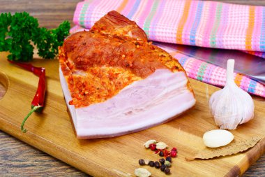 Ahşap kesme tahtası üzerinde baharatlar ile füme domuz eti