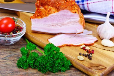 Ahşap kesme tahtası üzerinde baharatlar ile füme domuz eti