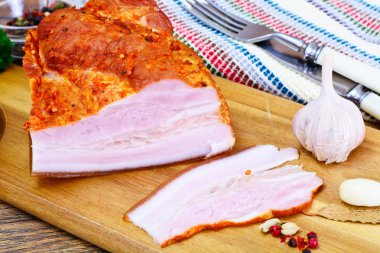 Ahşap kesme tahtası üzerinde baharatlar ile füme domuz eti