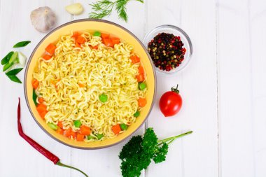 Lezzetli tavuk çorbası ile Çin eriştesi