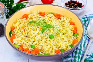 Lezzetli tavuk çorbası ile Çin eriştesi