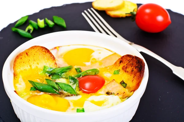 Kokot mit Räucherlachs, Schnittlauch und Croutons — Stockfoto