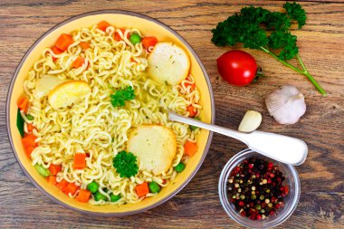 Lezzetli tavuk çorbası ile Çin eriştesi