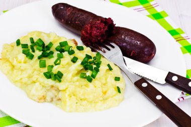 Patates püresi ve siyah puding Kaszanka