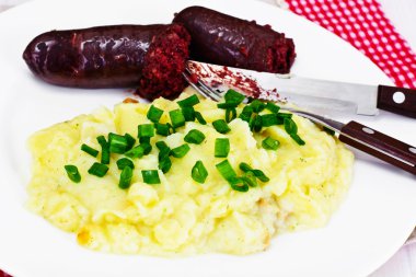 Patates püresi ve siyah puding Kaszanka
