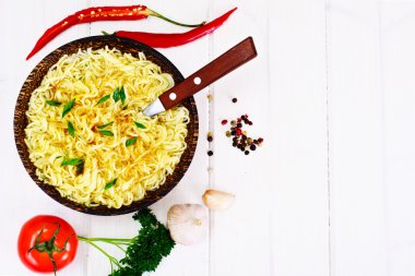 Lezzetli tavuk çorbası ile Çin eriştesi