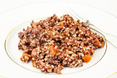 Et, havuç ve kırmızı pirinç pilavı