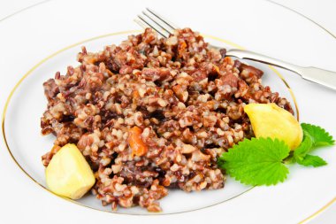 Et, havuç ve kırmızı pirinç pilavı